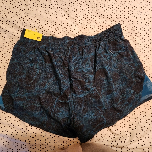 NWT..women's shorts - Picture 2 of 8